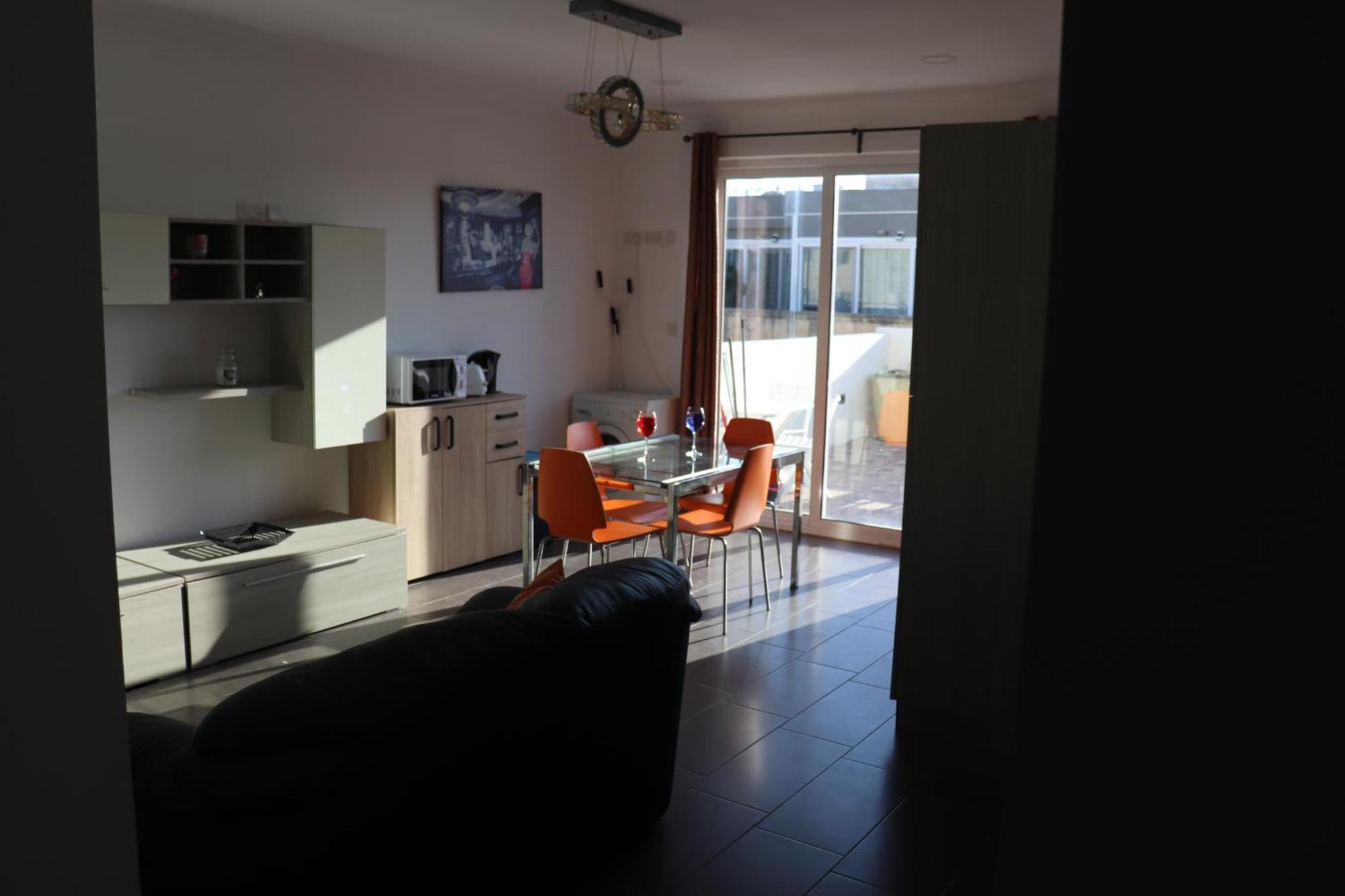 St Julians Penthouse 3 Minutes Walk From Seafront *