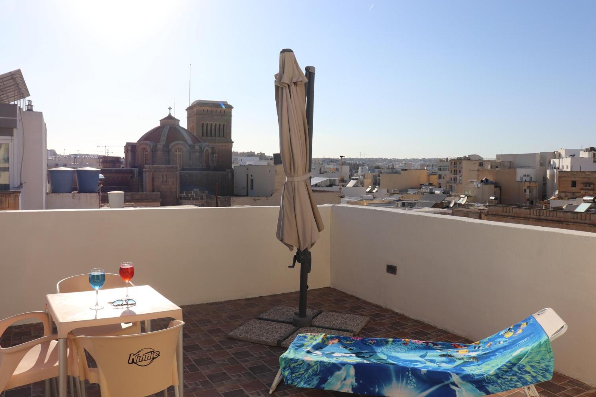 St Julians Penthouse 3 Minutes Walk From Seafront Lägenhet